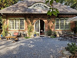 Historic Romantic Pavilion Retreat for 4