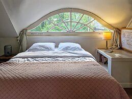 Historic Romantic Pavilion Retreat for 4