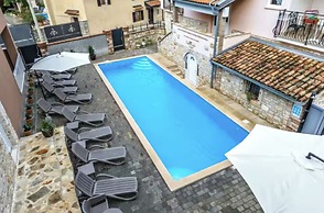 Modern Poolside Flat With Game Room Acess