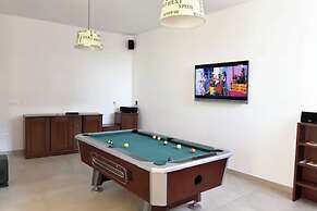 Modern Poolside Flat With Game Room Acess