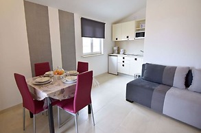 Modern Poolside Flat With Game Room Acess