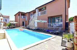 Modern Poolside Flat With Game Room Acess