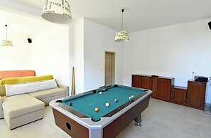 Modern Poolside Flat With Game Room Acess
