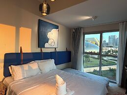 Playful 1BR Bayview Near Okada & MOA