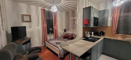 Apartment Sleeps 2 - Pet Friendly, Free Wifi