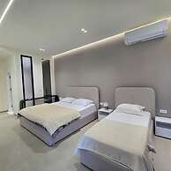 Suites By Jordan's Hotel