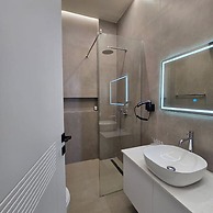 Suites By Jordan's Hotel