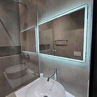 Suites By Jordan's Hotel