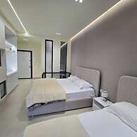 Suites By Jordan's Hotel