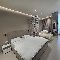 Suites By Jordan's Hotel