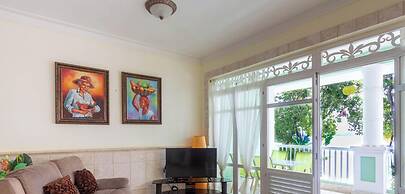 Ocean Front Apartment, Direct Access to the Sandy Beach!