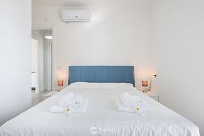 Modern Bright 2BR Retreat With Balcony