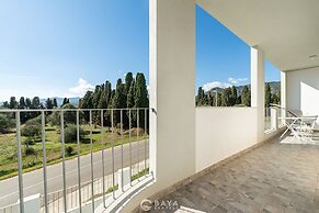 Modern Bright 2BR Retreat With Balcony