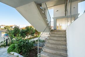Modern Bright 2BR Retreat With Balcony