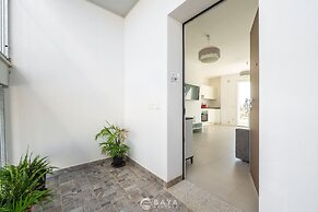 Modern Bright 2BR Retreat With Balcony