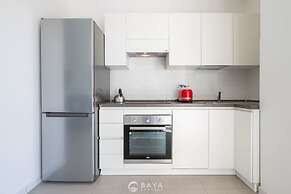 Modern Bright 2BR Retreat With Balcony