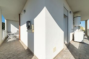 Modern Bright 2BR Retreat With Balcony
