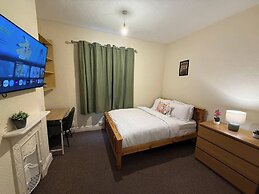 House Sleeps 8 With Parking