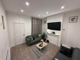 House Sleeps 8 With Parking