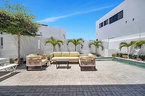 Stunning & Beautiful House With Private Pool