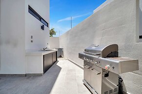 Stunning & Beautiful House With Private Pool
