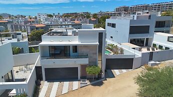 Stunning & Beautiful House With Private Pool