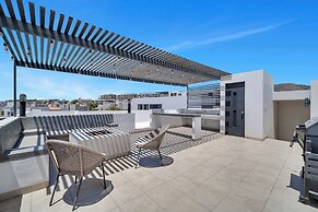 Stunning & Beautiful House With Private Pool