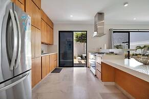 Stunning & Beautiful House With Private Pool