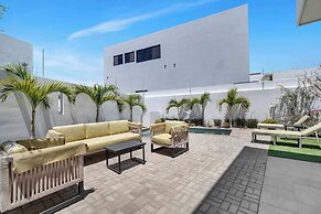 Stunning & Beautiful House With Private Pool