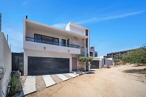 Stunning & Beautiful House With Private Pool