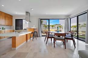 Stunning & Beautiful House With Private Pool