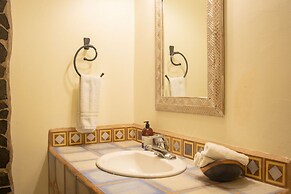 Stunning Suite 104 Walking Distance to the Beach