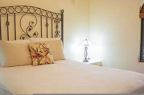 Stunning Suite 104 Walking Distance to the Beach