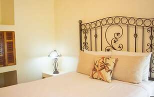 Stunning Suite 104 Walking Distance to the Beach