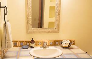 Stunning Suite 104 Walking Distance to the Beach