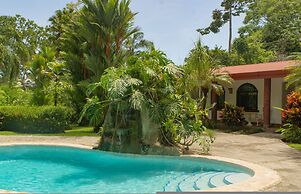 Stunning Suite 104 Walking Distance to the Beach