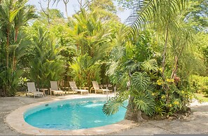 Stunning Suite 104 Walking Distance to the Beach