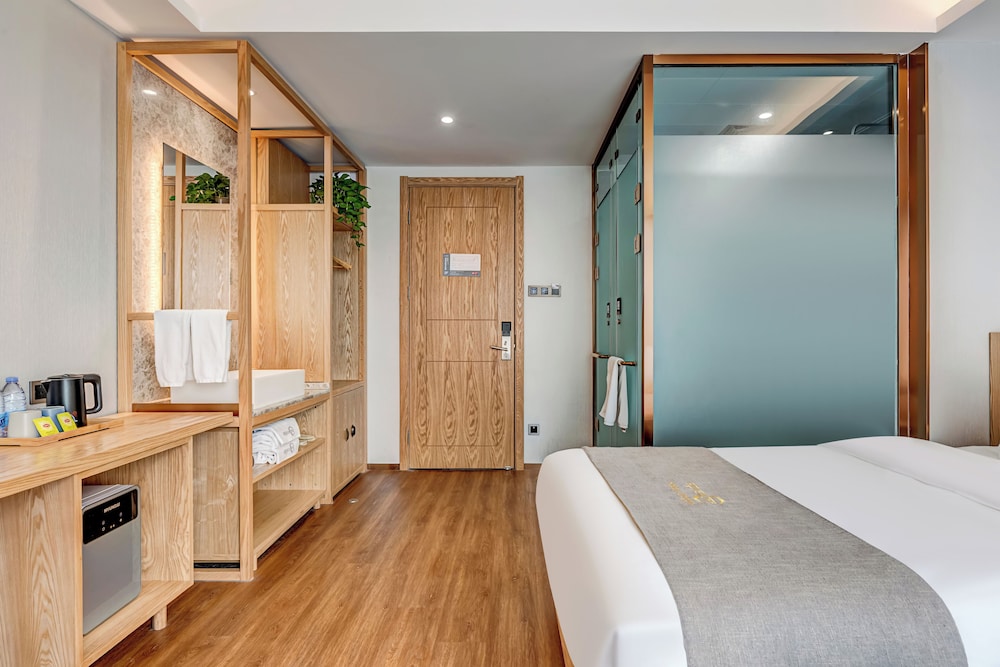 Happy Dragon Saga Hotel