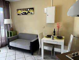 Sunlit Duplex Maisonette Near the Beach