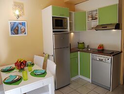 Sunlit Duplex Maisonette Near the Beach