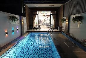 Aroma-Pool-Breakfast-Man Thai beach
