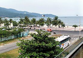 Aroma-Pool-Breakfast-Man Thai beach
