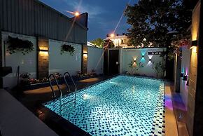 Aroma-Pool-Breakfast-Man Thai beach