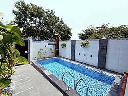 Aroma-Pool-Breakfast-Man Thai beach