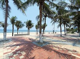 Aroma-Pool-Breakfast-Man Thai beach