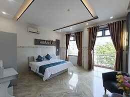 Aroma-Pool-Breakfast-Man Thai beach