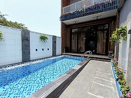 Aroma-Pool-Breakfast-Man Thai beach