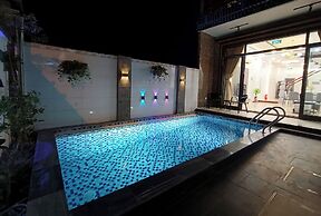 Aroma-Pool-Breakfast-Man Thai beach
