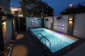Aroma-Pool-Breakfast-Man Thai beach