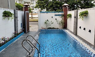 Aroma-Pool-Breakfast-Man Thai beach